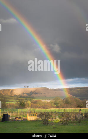 Un arcobaleno doppio sopra la North Wessex Downs vicino a Devizes Wiltshire, Inghilterra REGNO UNITO Foto Stock