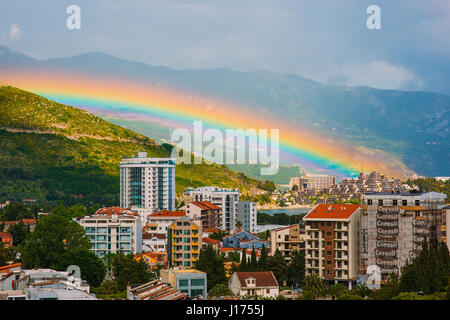 Rainbow sopra la città di Budva Foto Stock