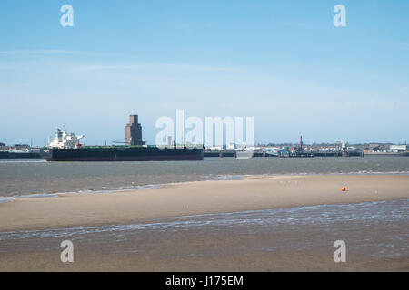 Fiume Mersey,bassa marea,tanker,nave,barene,Liverpool, Merseyside,l'Inghilterra,Unesco,città dichiarata Patrimonio Mondiale,città,Nord,Nord,l'Inghilterra,inglese,UK. Foto Stock