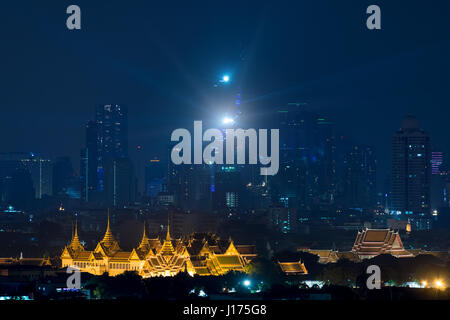 Il Grand Palace a Bangkok con bangkok city grattacieli di notte a Bangkok, Tailandia Foto Stock