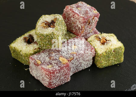 Pila di deliziose melograno e pistacchio delizie turche dolciumi Foto Stock