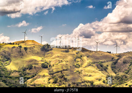 Torri del vento sulla cima di una montagna Foto Stock