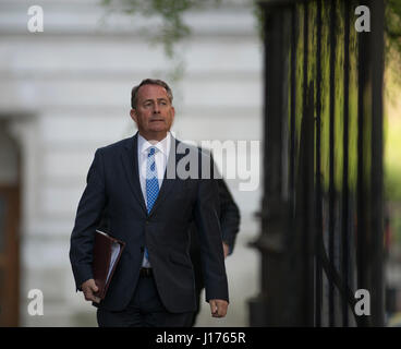 A Downing Street, Londra, Regno Unito. Xviii Apr, 2017. Ministri di arrivare per primo Martedì mattina riunione del gabinetto dopo Pasqua pausa prima di PM Theresa Maggio annuncia una elezione a scatto per il 8 giugno 2017. Foto: il commercio internazionale Segretario Liam Fox MP arriva. Credito: Malcolm Park/Alamy Live News. Foto Stock