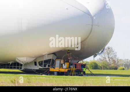 Cardington, UK. Xviii Apr, 2017. L'aria ibride Veicoli Airlander 10 è ormeggiato al nuovo Mobile montante di ormeggio (MMM), un sistema integrato di veicolo cingolato e montante di ormeggio, che rende più facile il controllo e "spingere indietro" la Airlander quando la manovra si intorno all'aeroporto. Il velivolo è quasi pronto per iniziare è 2017 Programma di prove in volo. Ausiliario per un sistema di atterraggio (ALS) è stato aggiunto che consente al velivolo a terra in modo sicuro ad una più ampia gamma di angoli di atterraggio. Photo credit: Mick Flynn/Alamy Live News Foto Stock