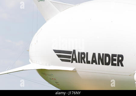 Cardington, UK. Xviii Apr, 2017. L'aria ibride Veicoli Airlander 10 è ormeggiato al nuovo Mobile montante di ormeggio (MMM), un sistema integrato di veicolo cingolato e montante di ormeggio, che rende più facile il controllo e "spingere indietro" la Airlander quando la manovra si intorno all'aeroporto. Il velivolo è quasi pronto per iniziare è 2017 Programma di prove in volo. Ausiliario per un sistema di atterraggio (ALS) è stato aggiunto che consente al velivolo a terra in modo sicuro ad una più ampia gamma di angoli di atterraggio. Photo credit: Mick Flynn/Alamy Live News Foto Stock