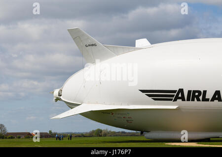 Cardington, UK. Xviii Apr, 2017. L'aria ibride Veicoli Airlander 10 è ormeggiato al nuovo Mobile montante di ormeggio (MMM), un sistema integrato di veicolo cingolato e montante di ormeggio, che rende più facile il controllo e "spingere indietro" la Airlander quando la manovra si intorno all'aeroporto. Il velivolo è quasi pronto per iniziare è 2017 Programma di prove in volo. Ausiliario per un sistema di atterraggio (ALS) è stato aggiunto che consente al velivolo a terra in modo sicuro ad una più ampia gamma di angoli di atterraggio. Photo credit: Mick Flynn/Alamy Live News Foto Stock