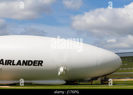 Cardington, UK. Xviii Apr, 2017. L'aria ibride Veicoli Airlander 10 è ormeggiato al nuovo Mobile montante di ormeggio (MMM), un sistema integrato di veicolo cingolato e montante di ormeggio, che rende più facile il controllo e "spingere indietro" la Airlander quando la manovra si intorno all'aeroporto. Il velivolo è quasi pronto per iniziare è 2017 Programma di prove in volo. Ausiliario per un sistema di atterraggio (ALS) è stato aggiunto che consente al velivolo a terra in modo sicuro ad una più ampia gamma di angoli di atterraggio. Photo credit: Mick Flynn/Alamy Live News Foto Stock