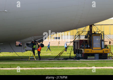 Cardington, UK. Xviii Apr, 2017. L'aria ibride Veicoli Airlander 10 è ormeggiato al nuovo Mobile montante di ormeggio come tecnici e personale di terra controllare ausiliari di sistema di atterraggio (ALS), che è stata aggiunta per consentire al velivolo a terra in modo sicuro ad una più ampia gamma di angoli di atterraggio. Il velivolo è quasi pronto per iniziare è 2017 Programma di prove in volo. Photo credit: Mick Flynn/Alamy Live News Foto Stock