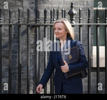 A Downing Street, Londra UK. 18 Aprile, 2017. Ministri di arrivare per primo Martedì mattina riunione del gabinetto dopo Pasqua pausa prima di PM Theresa Maggio annuncia una elezione a scatto per il 8 giugno 2017. Foto: Lord Cancelliere e Ministro della giustizia Elizabeth Truss MP arriva. Credito: Malcolm Park/Alamy Live News. Foto Stock