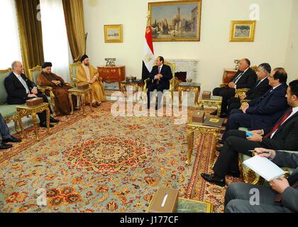 Il Cairo, Egitto. Xviii Apr, 2017. Il Presidente egiziano Abdel Fattah al-Sisi soddisfa con Ammar al-Hakim, leader islamici di consiglio supremo dell'Iraq (ISCSI), al Cairo, in Egitto, il 18 aprile 2017 Credito: il Presidente egiziano Ufficio APA/images/ZUMA filo/Alamy Live News Foto Stock