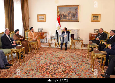 Il Cairo, Egitto. Xviii Apr, 2017. Il Presidente egiziano Abdel Fattah al-Sisi soddisfa con Ammar al-Hakim, leader islamici di consiglio supremo dell'Iraq (ISCSI), al Cairo, in Egitto, il 18 aprile 2017 Credito: il Presidente egiziano Ufficio APA/images/ZUMA filo/Alamy Live News Foto Stock