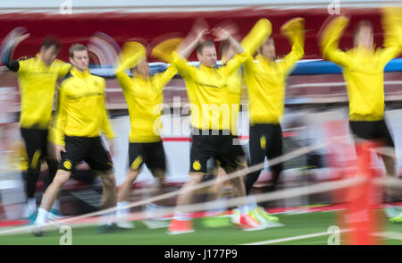 Il Principato di Monaco, 18 aprile 2017. Il Borussia Dortmund squadra compresi Lukasz Piszczek (c) in azione durante una sessione di allenamento allo Stadio Louis II in tedesco club di calcio Borussia Dortmund (BVB) giocherà contro come monaco in Champions League quarti di finale della seconda gamba corrisponde il 19 aprile 2017. Foto: Bernd Thissen/dpa/Alamy Live News Foto Stock