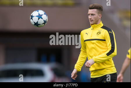 Il Principato di Monaco, 18 aprile 2017. Il Borussia Dortmund il Marco Reus in azione durante una sessione di allenamento allo Stadio Louis II in tedesco club di calcio Borussia Dortmund (BVB) giocherà contro come monaco in Champions League quarti di finale della seconda gamba corrisponde il 19 aprile 2017. Foto: Bernd Thissen/dpa/Alamy Live News Foto Stock