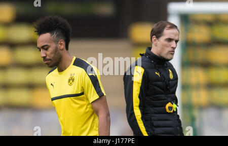 Il Principato di Monaco, 18 aprile 2017. Il Borussia Dortmund Aubameyang Pierre-Emerick (l) e allenatore di Thomas Tuchel, fotografato durante una sessione di allenamento allo Stadio Louis II in tedesco club di calcio Borussia Dortmund (BVB) giocherà contro come monaco in Champions League quarti di finale della seconda gamba corrisponde il 19 aprile 2017. Foto: Bernd Thissen/dpa/Alamy Live News Foto Stock