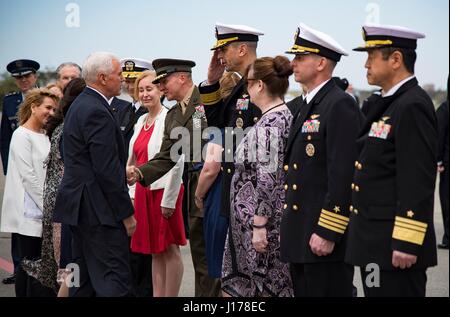 Michael Doan, Giappone. Xviii Apr, 2017. Stati Uniti Navy Adm posteriore. Matthew Carter, diritto, Commander, U.S. Forze navali del Giappone, saluta U.S. Vice Presidente Mike Pence, come egli arriva alla Naval Air Facility di Atsugi con sua moglie Karen Pence Aprile 18, 2017 in Yamato, Giappone. Pence è alla sua prima visita ufficiale in Giappone come vice presidente. Credito: Planetpix/Alamy Live News Foto Stock