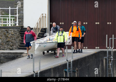 5 Gli uomini che trasportano un celtic lunga barca. Credito: Ian Jones/Alamy Live News Foto Stock