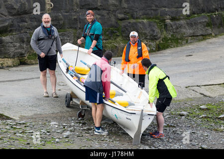 5 Gli uomini che trasportano un celtic lunga barca. Credito: Ian Jones/Alamy Live News Foto Stock