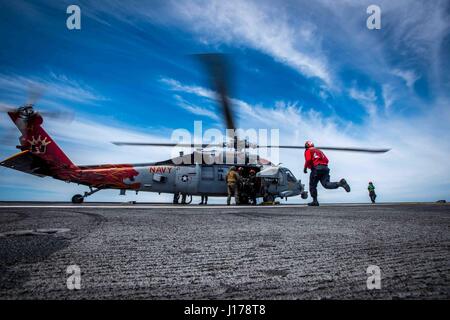 Uss Theodore Roosevelt, Stati Uniti d'America. Xvii Apr, 2017. Un U.S. Navy MH-60S Seahawk elicottero, assegnato alla Red leoni di mare elicottero Combat Squadron 15, si prepara per il decollo sul ponte di volo dell'Nimitz-class portaerei USS Theodore Roosevelt 17 aprile 2017 nell'Oceano Pacifico. La portaerei è in corso di addestramento al largo della costa della California del Sud. Credito: Planetpix/Alamy Live News Foto Stock