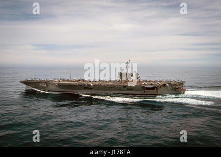 Uss Theodore Roosevelt, Stati Uniti d'America. Xvii Apr, 2017. Gli Stati Uniti Nimitz Navy-class portaerei USS Theodore Roosevelt durante le operazioni 17 aprile 2017 nell'Oceano Pacifico. La portaerei è in corso di addestramento al largo della costa della California del Sud. Credito: Planetpix/Alamy Live News Foto Stock