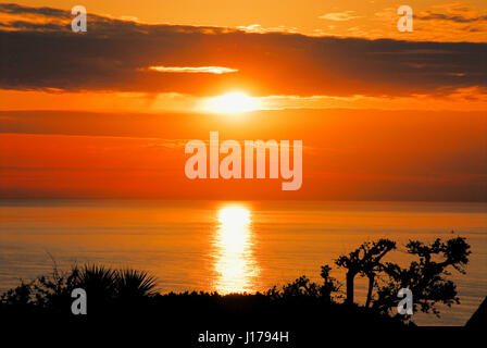 Lyme Bay, Dorset, Regno Unito. Xviii Apr, 2017. Uno splendido tramonto sulla baia di Lyme termina una giornata calda con un cielo azzurro e sole, su la costa del Dorset Credito: stuart fretwell/Alamy Live News Foto Stock