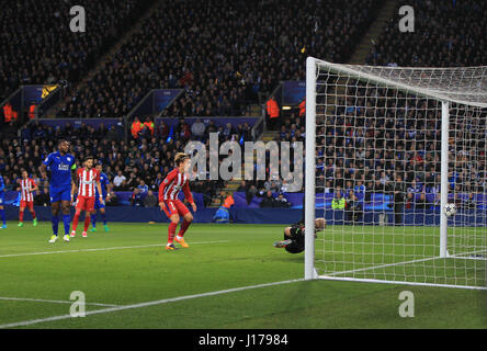 Leicester, Inghilterra, 18th, aprile 2017. Saul Niguez segna il primo gol per Madrid durante la UEFA Champions League quarti di finale tra Il Leicester City FC e Atletico Madrid. © Phil Hutchinson/Alamy Live News Foto Stock