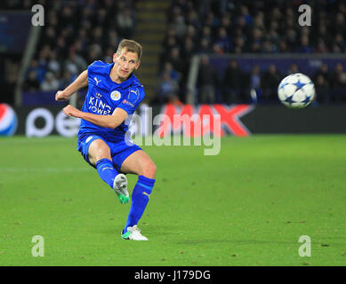 Leicester, Inghilterra, 18th, aprile 2017. Marc Albrighton in azione per Leicester durante la UEFA Champions League quarti di finale tra Il Leicester City FC e Atletico Madrid. © Phil Hutchinson/Alamy Live News Foto Stock