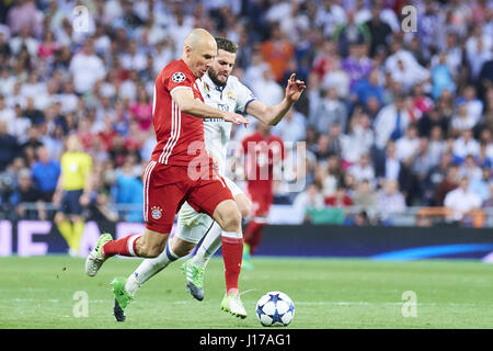 Madrid, Spagna. Xix Apr, 2017. Arjen Robben (avanti; Bayern Munchen), Nacho Fernandez (difensore; Real Madrid) in azione durante la UEFA Champions League quarti di finale di seconda gamba partita di calcio tra il Real Madrid e Bayern Munchen a Santiago Bernabeu il 18 aprile 2017 a Madrid Credit: Jack Abuin/ZUMA filo/Alamy Live News Foto Stock