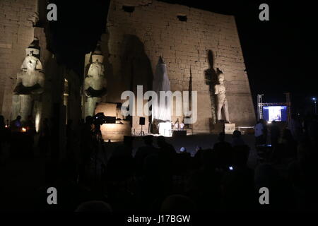 Luxor, Egitto. Xviii Apr, 2017. Un restaurato di recente il colosso la statua di Ramses II (II R), insieme con altri tre statue, sono visti presso il Tempio di Luxor a Luxor, l'Egitto, il 18 aprile 2017. In Egitto il ministero delle Antichità ha condotto un ampio lavoro di restauro su un colosso la statua di Ramses II che un tempo decoravano la facciata del primo pilone del Tempio di Luxor. Durante il quarto secolo D.C. il colosso fu danneggiata da un terremoto distruttivo. Credito: Ahmed Gomaa/Xinhua/Alamy Live News Foto Stock