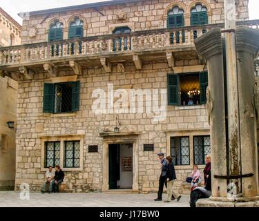 Korcula Croazia. 9 Ott 2004. All'interno della pietra antica storia di due Palazzo del Vescovo in Piazza San Marco (Sveti Marko Square) nel centro storico di vecchia città di Korcula è il Vescovo il Museo Tesoro, chiamato anche il tesoro abbaziale di San Marco. Korcula è diventato meta di turismo internazionale. Credito: Arnold Drapkin/ZUMA filo/Alamy Live News Foto Stock