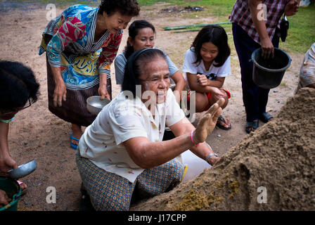 Nakhon Nayok, Thailandia. Xviii Apr, 2017. I membri della congregazione costruire uno stupa di sabbia come parte di Songkran festeggiamenti in Nakhon Nayok, Thailandia, 18 aprile 2017. Credito: Lee Craker/Alamy Live News Foto Stock