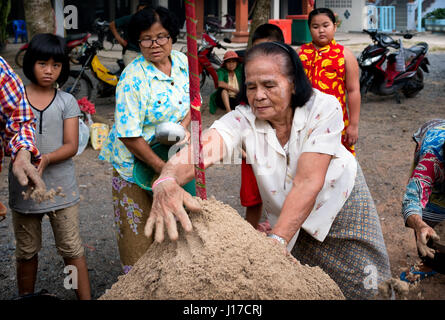 Nakhon Nayok, Thailandia. Xviii Apr, 2017. I membri della congregazione costruire uno stupa di sabbia come parte di Songkran festeggiamenti in Nakhon Nayok, Thailandia, 18 aprile 2017. Credito: Lee Craker/Alamy Live News Foto Stock