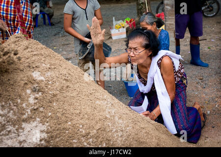 Nakhon Nayok, Thailandia. Xviii Apr, 2017. I membri della congregazione costruire uno stupa di sabbia come parte di Songkran festeggiamenti in Nakhon Nayok, Thailandia, 18 aprile 2017. Credito: Lee Craker/Alamy Live News Foto Stock