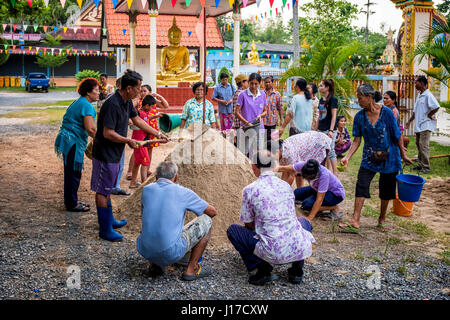 Nakhon Nayok, Thailandia. Xviii Apr, 2017. I membri della congregazione costruire uno stupa di sabbia come parte di Songkran festeggiamenti in Nakhon Nayok, Thailandia, 18 aprile 2017. Credito: Lee Craker/Alamy Live News Foto Stock