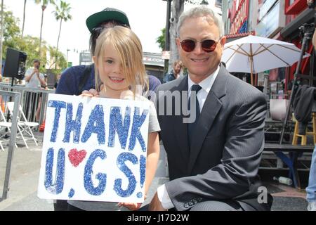 Hollywood, California, USA. Xvii Apr, 2017. Ho15899CHW.Gary Sinise onorato con la stella sulla Hollywood Walk of Fame .6664 Hollywood Boulevard a fronte della fornitura sergente, Hollyood, CA.04/17/2017.Gary Sinise . © Clinton H.Wallace/Photomundo International/ Foto Inc Credito: Clinton Wallace/Globe foto/ZUMA filo/Alamy Live News Foto Stock