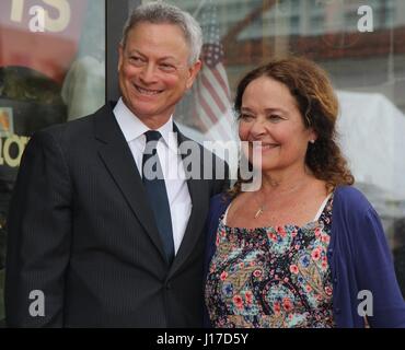 Hollywood, California, USA. Xvi Apr, 2017. Ho15899CHW.Gary Sinise onorato con la stella sulla Hollywood Walk of Fame .6664 Hollywood Boulevard a fronte della fornitura sergente, Hollyood, CA.04/17/2017.Gary Sinise e moglie MOIRA HARRIS . © Clinton H.Wallace/Photomundo International/ Foto Inc Credito: Clinton Wallace/Globe foto/ZUMA filo/Alamy Live News Foto Stock