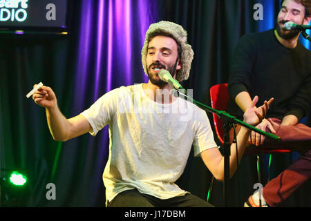 Bala Cynwyd, PA, Stati Uniti d'America. Xviii Apr, 2017. AJR visita Q102 performance studio in Bala Cynwyd, Pa, il 18 aprile 2017 Credit: Star Shooter/media/punzone Alamy Live News Foto Stock