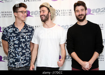 Bala Cynwyd, PA, Stati Uniti d'America. Xviii Apr, 2017. AJR visita Q102 performance studio in Bala Cynwyd, Pa, il 18 aprile 2017 Credit: Star Shooter/media/punzone Alamy Live News Foto Stock