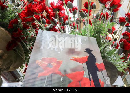 Adelaide, Australia. Xix Apr, 2017. Una galleria per lo shopping ad Adelaide è decorata con bandiere e papavero rosso come l'Australia si prepara per contrassegnare il 102º anniversario dell'Anzac sbarchi in Gallipoli il 25 aprile 1915 dalle truppe da Australia e Nuova Zelanda esercito (ANZAC). Credito: amer ghazzal/Alamy Live News Foto Stock