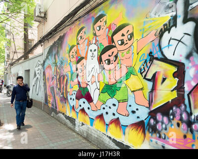 Shanghai, Shanghai, Cina. Xix Apr, 2017. Shanghai, Cina-Aprile 19 2017: (solo uso editoriale. Cina OUT).Gli Strani graffiti possono essere visti su Tianai Road a Shanghai, Aprile 19th, 2017. Credito: SIPA Asia/ZUMA filo/Alamy Live News Foto Stock