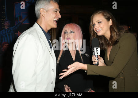 Sydney, Australia. Xix Apr, 2017. Direttore/coreografo Jerry Mitchell e l'icona del pop, Cyndi Lauper sono intervistato da E! News Australia host Ksenija Lukich sul tappeto rosso per la Sydney premiere di Kinky Boots al Capitol Theatre, 13 Campbell Street, Haymarket. Credito: Richard Milnes/Alamy Live News Foto Stock