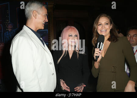 Sydney, Australia. Xix Apr, 2017. Direttore/coreografo Jerry Mitchell e l'icona del pop, Cyndi Lauper sono intervistato da E! News Australia host Ksenija Lukich sul tappeto rosso per la Sydney premiere di Kinky Boots al Capitol Theatre, 13 Campbell Street, Haymarket. Credito: Richard Milnes/Alamy Live News Foto Stock