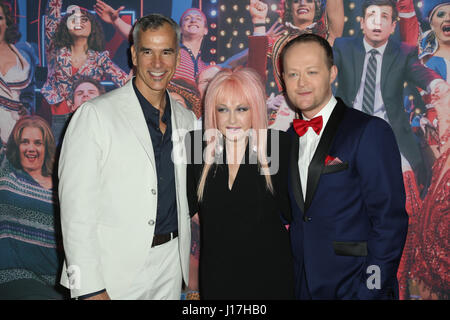 Sydney, Australia. Xix Apr, 2017. Direttore/coreografo Jerry Mitchell e l'icona del pop, Cyndi Lauper sono intervistato da E! News Australia host Ksenija Lukich sul tappeto rosso per la Sydney premiere di Kinky Boots al Capitol Theatre, 13 Campbell Street, Haymarket. Credito: Richard Milnes/Alamy Live News Foto Stock