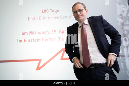 Berlino, Germania. Xix Apr, 2017. Michael Mueller (SPD), il sindaco di Berlino, in occasione di una conferenza stampa a Berlino, Germania, 19 aprile 2017. Mueller ha presentato una panoramica dei suoi primi cento giorni in ufficio. Foto: Jörg Carstensen/dpa/Alamy Live News Foto Stock