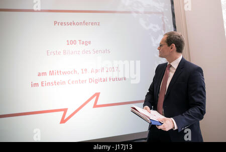 Berlino, Germania. Xix Apr, 2017. Michael Mueller (SPD), il sindaco di Berlino, in occasione di una conferenza stampa a Berlino, Germania, 19 aprile 2017. Mueller ha presentato una panoramica dei suoi primi cento giorni in ufficio. Foto: Jörg Carstensen/dpa/Alamy Live News Foto Stock