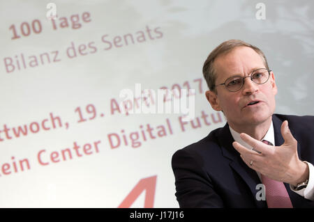 Berlino, Germania. Xix Apr, 2017. Michael Mueller (SPD), il sindaco di Berlino, in occasione di una conferenza stampa a Berlino, Germania, 19 aprile 2017. Mueller ha presentato una panoramica dei suoi primi cento giorni in ufficio. Foto: Jörg Carstensen/dpa/Alamy Live News Foto Stock