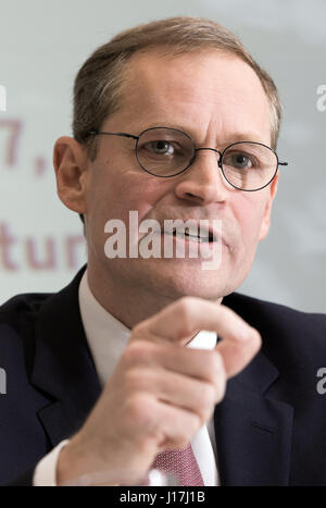 Berlino, Germania. Xix Apr, 2017. Michael Mueller (SPD), il sindaco di Berlino, in occasione di una conferenza stampa a Berlino, Germania, 19 aprile 2017. Mueller ha presentato una panoramica dei suoi primi cento giorni in ufficio. Foto: Jörg Carstensen/dpa/Alamy Live News Foto Stock