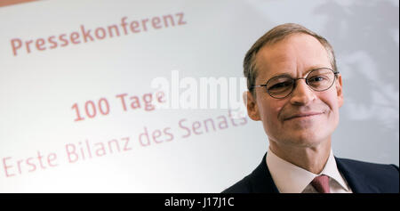 Berlino, Germania. Xix Apr, 2017. Michael Mueller (SPD), il sindaco di Berlino, in occasione di una conferenza stampa a Berlino, Germania, 19 aprile 2017. Mueller ha presentato una panoramica dei suoi primi cento giorni in ufficio. Foto: Jörg Carstensen/dpa/Alamy Live News Foto Stock