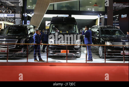 Shanghai, Cina. Xix Apr, 2017. La gente visita il settimo Shanghai industria automobilistica internazionale mostra a Shanghai, Cina orientale, Aprile 19, 2017. La mostra ha dato dei calci a fuori di Shanghai mercoledì. Credito: Pei Xin/Xinhua/Alamy Live News Foto Stock