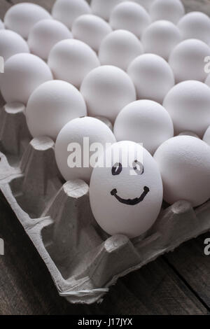 Bianco e un sorriso le uova in una scatola di cartone. Close up Foto Stock