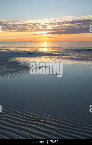 Sunrise sulla sabbia ondulata appartamenti a Bahia Honda State Park, Florida Keys Foto Stock